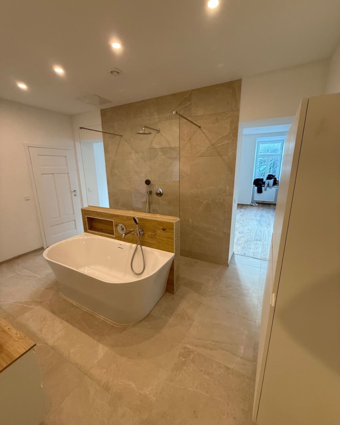 Wellness-Bad mit freistehender Wanne und bodengleicher Dusche