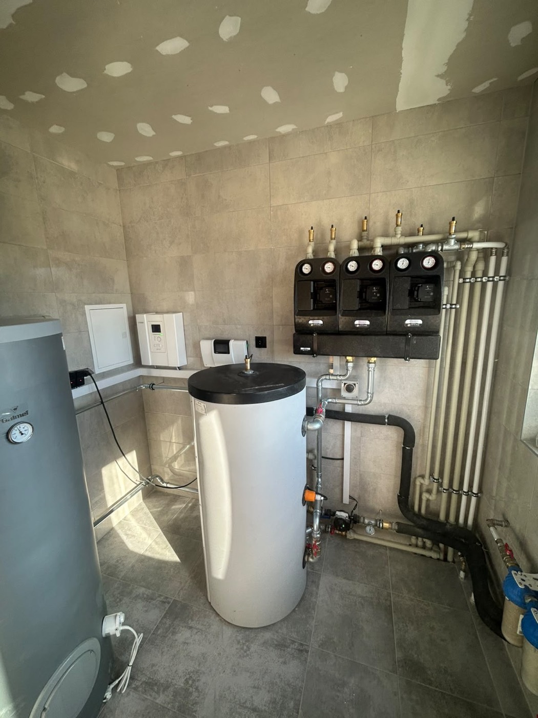 Moderne Heizungsanlage mit Pufferspeicher und Verteiler