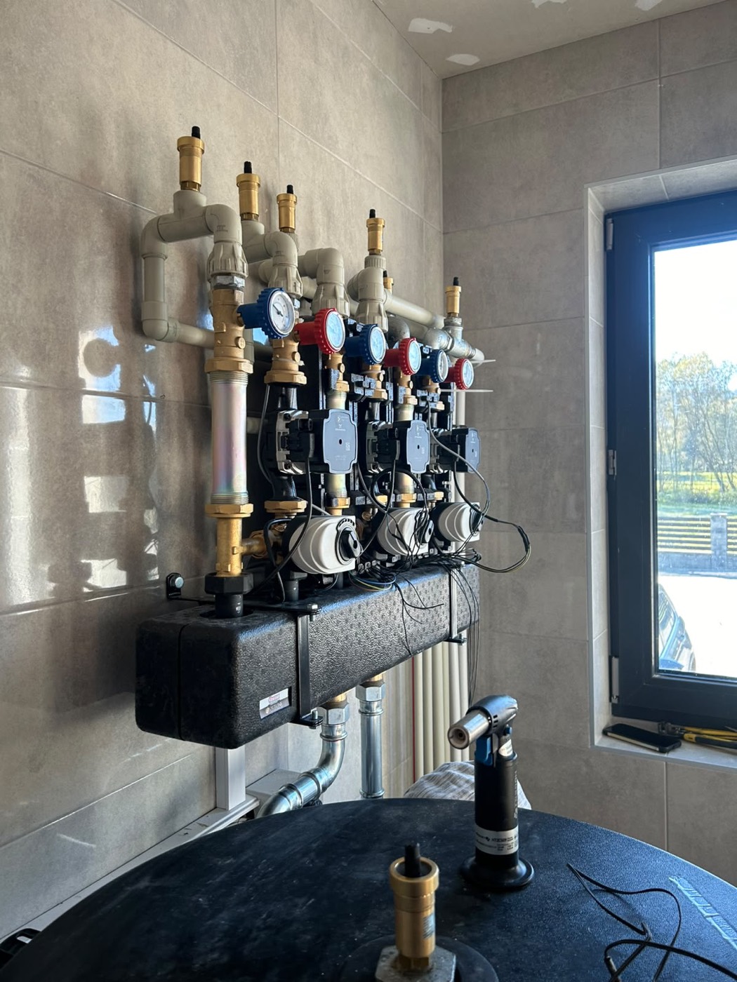 Heizungsverteiler mit Umwälzpumpen und Mischern